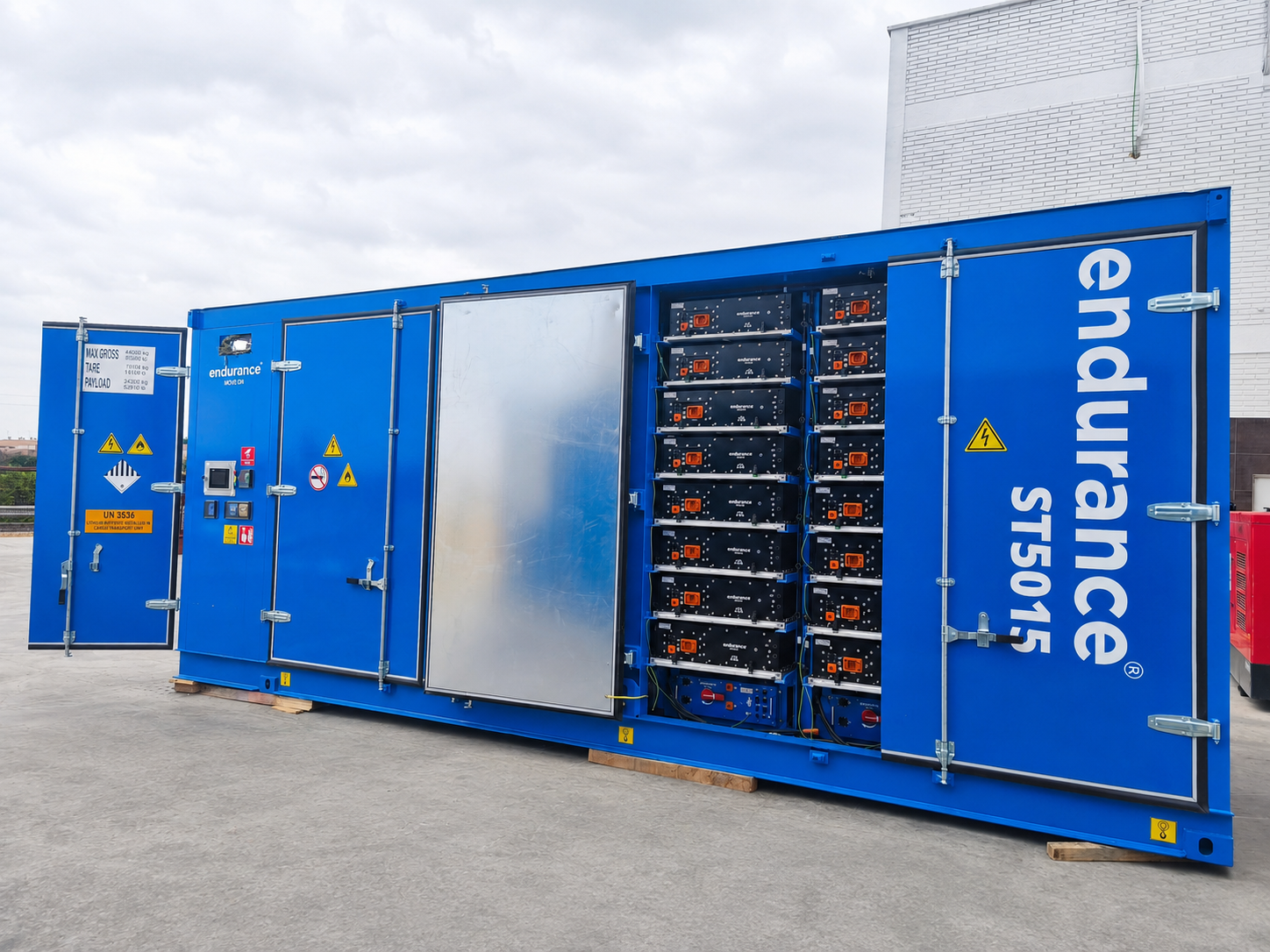 Contenedor BESS ST5015 abierto mostrando los racks de baterías en Burriana
